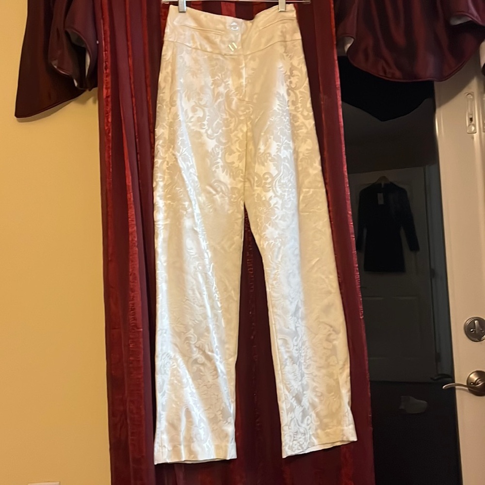 NWOT KOEL size 2. Partially lined, 2 back pockets. 2 button hidden zipper. 30”